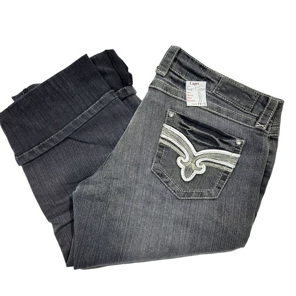 NWT Women's Basic Light wash Capri Jeans Size 11 - Picture 1 of 5